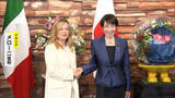 「高市首相がイタリアのメローニ首相を「ハグ」で出迎え…首脳会談で連携強化を確認　「ハローキティ」のグラスなどプレゼントも」の画像1