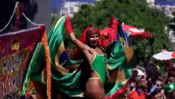 最高潮「リオのカーニバル」と同じ州で…泥まみれで大騒ぎの「奇祭」　目玉は練り歩き　ブラジル