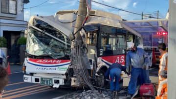 【なぜ】路線バスが電柱に激突　まさかの“大破”　乗客の高齢女性2人ケガ　さいたま市