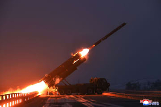 金正恩総書記が巡航ミサイル発射訓練に立ち会い　“ミサイルが命中する瞬間”の写真公開