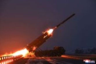 金正恩総書記が巡航ミサイル発射訓練に立ち会い　“ミサイルが命中する瞬間”の写真公開