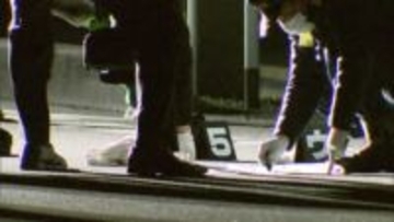 横断歩道を渡る高齢男性がひき逃げされ重傷　逃走車は普通乗用車か　埼玉・草加市