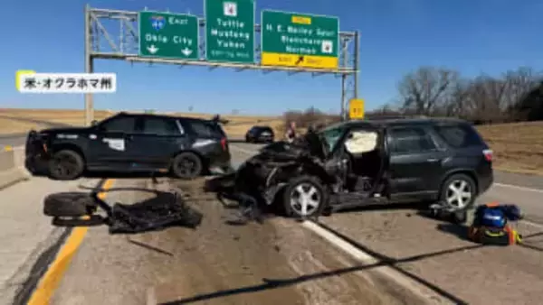 猛スピードでパトカーに車が突っ込む瞬間　乗っていた3人は命に別条なし　携帯電話でYouTube動画の切り替えしていて衝突したケースも　アメリカ