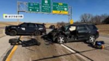 猛スピードでパトカーに車が突っ込む瞬間　乗っていた3人は命に別条なし　携帯電話でYouTube動画の切り替えしていて衝突したケースも　アメリカ