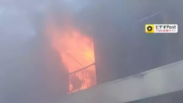 ベランダから激しい炎…警察官が発見　木造2階建てアパート一室焼け住人男性が煙り吸いけが　群馬・伊勢崎市