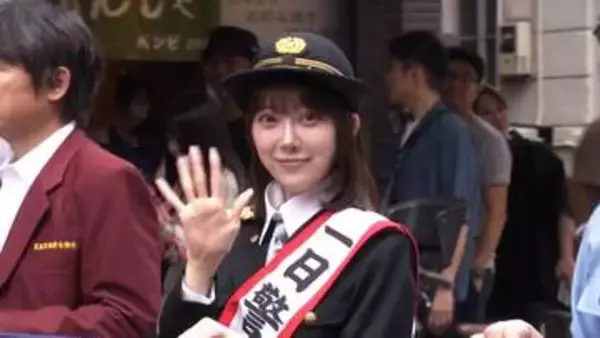 元乃木坂46・堀未央奈さんが一日署長　地元住民らと月島もんじゃストリートをパレード　「月島から事故減らそう」訴え
