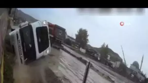 親切のはずが…対向車に道を譲ろうとして横転　大量の石を積んだトラックが水路に転落　運転手けが　トルコ