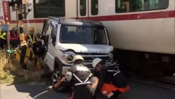 踏切内で衝突