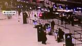 「【映像】空港に車が突っ込み騒然となる一部始終　チェックインカウンターに激突し停車…意味不明な言動　アメリカ」の画像1