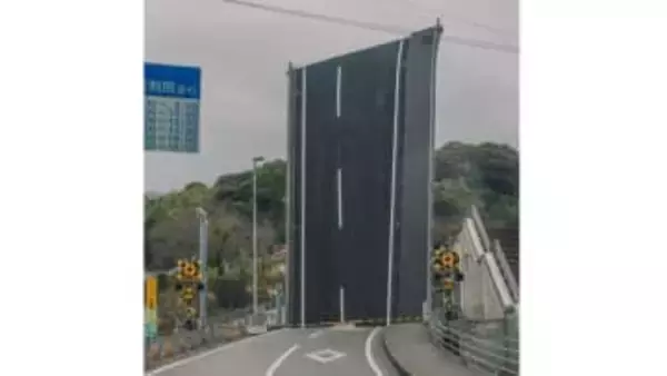 道路が立ってる！？トンネルの壁に穴？思わず二度見する全国の珍風景【一人旅研究会の“日本”ノスタルジック写真館】