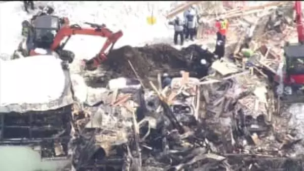 「目が覚めたらガラスの破片が全身に…」住宅街にドカンと響く爆発音_雪の中に黒焦げの木材が散乱_周辺の20棟の建物に被害_焼け跡からは性別不明の遺体_住人の60代女性か_原因調査続く〈北海道札幌市〉