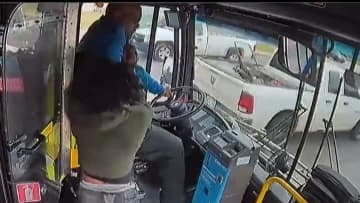 乗客の男がバス運転手を殴る　走行中にもみ合いバス暴走　アメリカ・オクラホマ州
