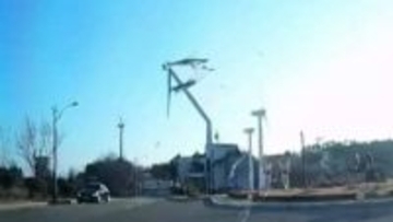 「うわ！うわぁ！」高さ80mの風力発電機が目の前で倒壊…強風との関連は不明　韓国