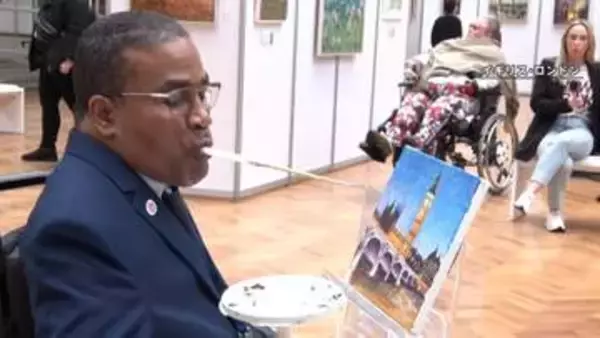 デジタル社会の口と足で描くアート　「壁なんてない」ロンドンで展覧会