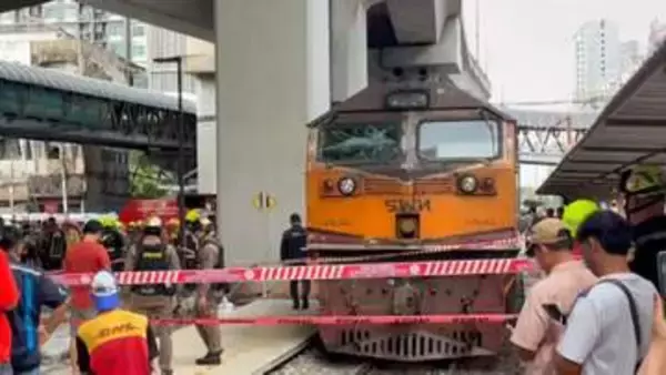 踏切で遮断機が降りず…貨物列車と路線バス衝突　8人死亡　タイ・バンコク