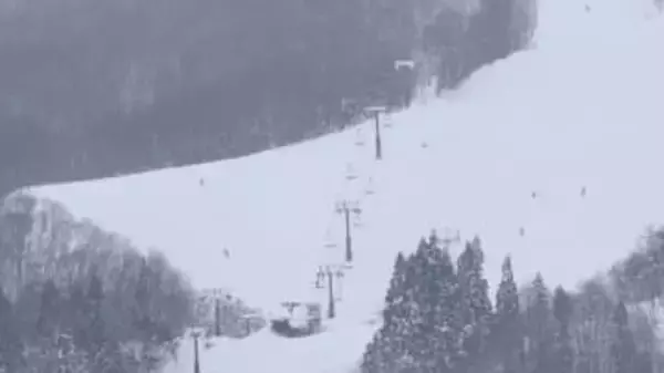 スキー場のリフトで宙づりに　安全装置が作動しなかった可能性　オーストラリア国籍の22歳女性が死亡　死因は窒息を原因とする低酸素脳症　リュックのバックルが挟まり、引きずられたか　長野・小谷村