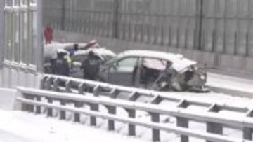 ランボルギーニがパトカーに突っ込む…運転手は逃走　別の事故処理中に発生　路面凍結が原因とみられる事故相次ぐ　東京・中央区