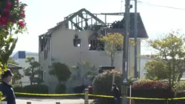 何者かが1階の窓から侵入か　火災起きた住宅で男女死傷…近隣に助けを求めた妻は「男に襲われた」　広島・東広島市