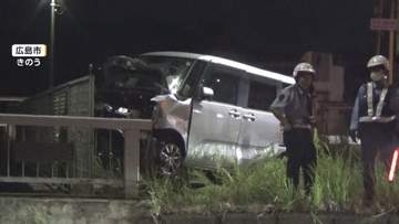 軽自動車がガードパイプに衝突　はずみで前方の車に追突　70代男性が死亡　30代女性が重傷　広島市