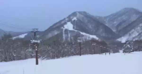 スキー場のリフトで宙づりに　女性が心肺停止　停留所で降りそこねたか　スキー場の運営会社「当局の調査に全面協力」「社内でも多角的に原因究明進める」　事故のあったリフトは安全対策完了まで営業を休止