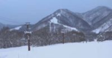 スキー場のリフトで宙づりに　女性が心肺停止　停留所で降りそこねたか　スキー場の運営会社「当局の調査に全面協力」「社内でも多角的に原因究明進める」　事故のあったリフトは安全対策完了まで営業を休止