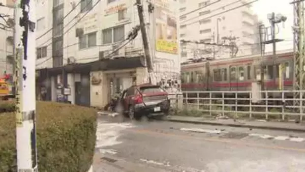 京王線・東府中駅近くの踏切で車と電車が接触　2人けが、命に別条なし　正午ごろ全線運転再開へ