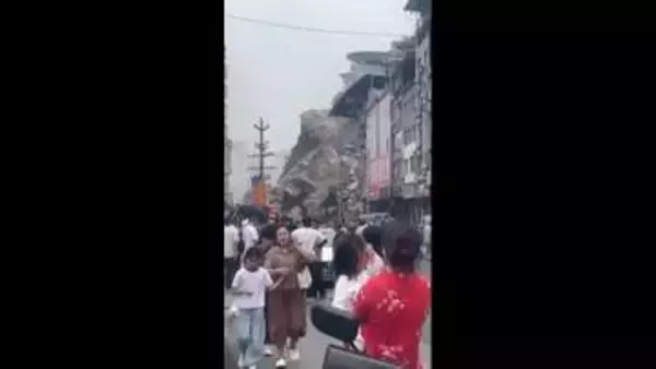 中国・重慶市の崖崩れ、11人死亡50人不明に　岩や土砂で救助活動難航