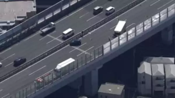 【速報】東名上りで「トラック2台と乗用車の事故」通報相次ぐ　計5人けが　東名川崎ICー東京IC間が通行止め