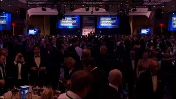 晩さん会で複数回の発砲音　トランプ大統領はシークレットサービスによって退席　容疑者拘束と米メディア