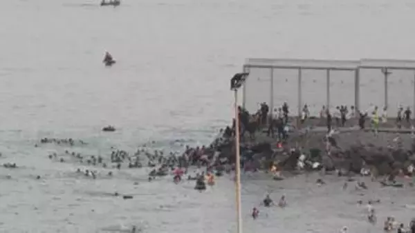 モロッコから不法移民スペイン飛び地へ　1000人規模がセウタに　浮輪で海を　フェンス突破も　警備強化へ軍投入