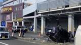「「ドーンと音がして砂煙上がった」77歳運転の車が立体駐車場から落下、腹を強く打ち出血性ショックで死亡　スロープの壁を突き破る」の画像1