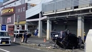 「ドーンと音がして砂煙上がった」77歳運転の車が立体駐車場から落下、腹を強く打ち出血性ショックで死亡　スロープの壁を突き破る