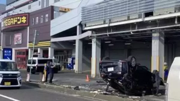 「ドーンと音がして砂煙上がった」77歳運転の車が立体駐車場から落下、腹を強く打ち意識不明の重体　スロープの壁を突き破る
