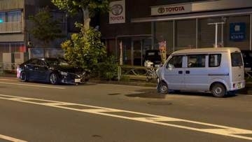 軽貨物車が反対車線はみ出し正面衝突 運転手ら2人が軽傷　後ろのバイクに気づき慌ててハンドル切ったか　警視庁が当時の状況を捜査　東京・大田区