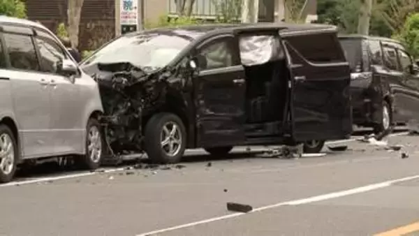 車と自転車7台絡む事故 6人けが　警察官2人が車にはねられる