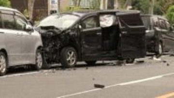 車と自転車7台絡む事故 6人けが　警察官2人が車にはねられる