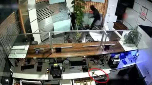 バックでシャッターを破壊　“両替店強盗”一部始終がカメラに　“ハンマー”置き忘れ　実行役3人逮捕　トルコ