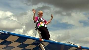 【映像】97歳女性が翼に立って空を飛ぶ「ウィングウォーキング」で世界記録更新　「人生に退屈してしまう」　イギリス