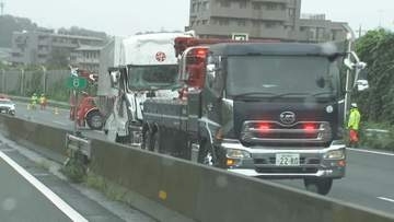 東名高速でトラック3台絡む事故　運転手2人けが　東京IC～川崎IC間の下り線で通行止め