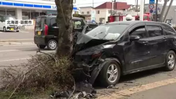 3台絡む事故で街路樹に2台の車突っ込み大破　60代男性死亡　北海道・函館市