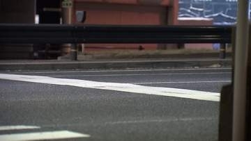 白バイの警察官が職務質問の車に引きずられ骨折などの重傷　車は逃走中　殺人未遂などの疑いで捜査続く　大阪市