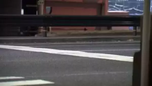 白バイの警察官が職務質問の車に引きずられ骨折などの重傷　車は逃走中　殺人未遂などの疑いで捜査続く　大阪市