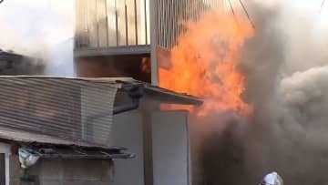 木造平屋建て住宅で火事…4時間半後に鎮火　激しく燃えるもけが人なし　山梨・甲府市