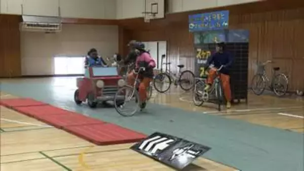 「ながら運転」などによる交通事故をリアルに再現　交通安全教室の実演で高校生らが正しい自転車の乗り方など学ぶ