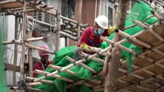 マンション火災受け香港全域で“防護ネット”の撤去作業始まる…火災拡大の原因か？民間で200棟以上政府関連で10棟あまり