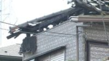 「炎が見える」消防車両など17台出動し消火に3時間　川口市の木造住宅火災で90歳男性と80代女性死亡か