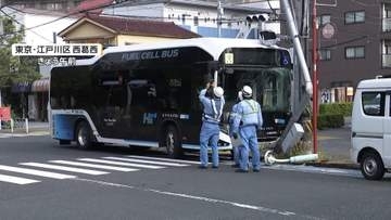 都営バス「蚊を追い払おうと」ハンドル誤り信号機に衝突　乗客の男性2人けが　東京・江戸川区