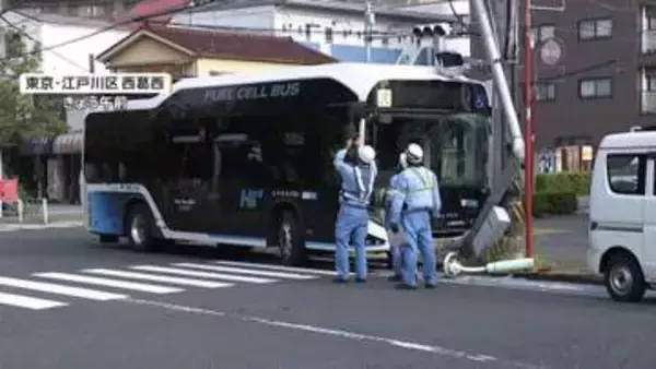 都営バス「蚊を追い払おうと」ハンドル誤り信号機に衝突　乗客の男性2人けが　東京・江戸川区