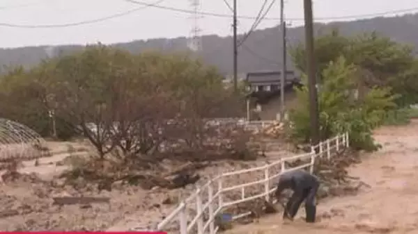 【現場報告】土砂でせき止められた川　川の水が行き場を失い道路に…　住民が手作業で土砂をかき出す様子も　石川・羽咋市