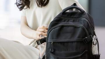 6年間洗ってないリュックをつけ置き洗いしたら茶色の水に…放置するとニオイの原因にも。忘れがちなリュックの洗い方を洗濯研究家に聞いた